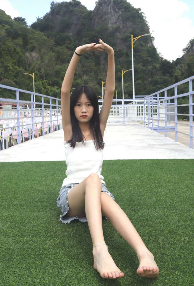坐在草地上的长发女孩【172P】20012-草榴库