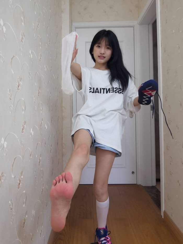 调皮的白袜女孩【149P】20017-草榴库