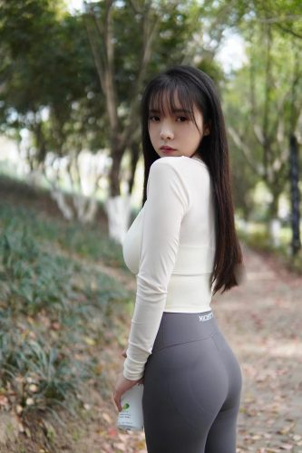 图片[9]-穿瑜伽裤爬山的长发少女-草榴库