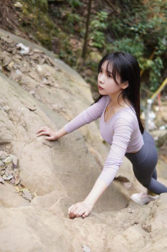 图片[8]-穿瑜伽裤爬山的长发少女-草榴库
