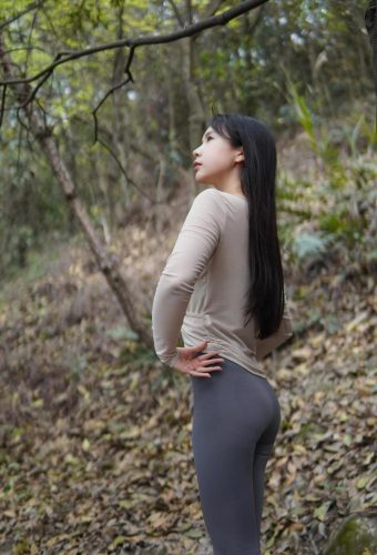 图片[5]-穿瑜伽裤爬山的长发少女-草榴库