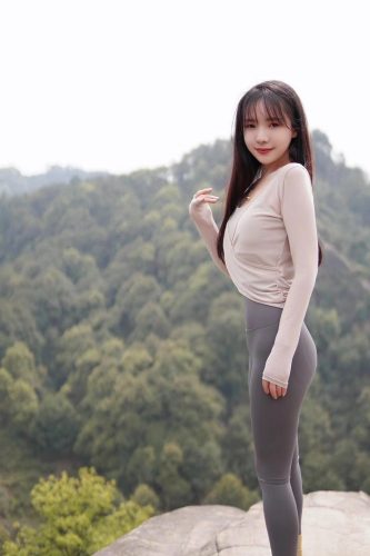 图片[3]-穿瑜伽裤爬山的长发少女-草榴库