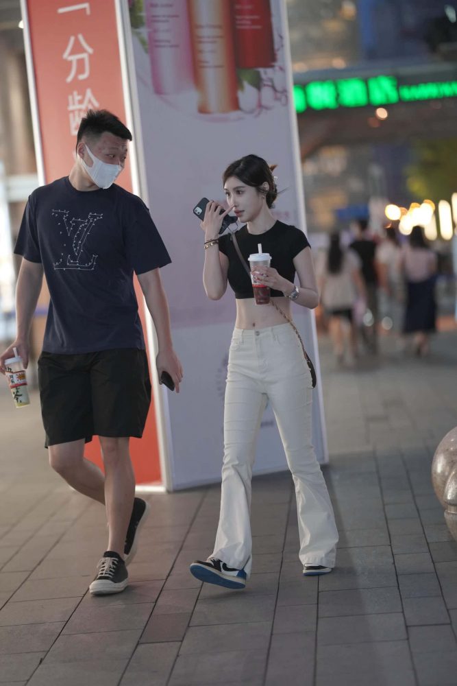11-12 牛彩裤街拍美女-草榴库