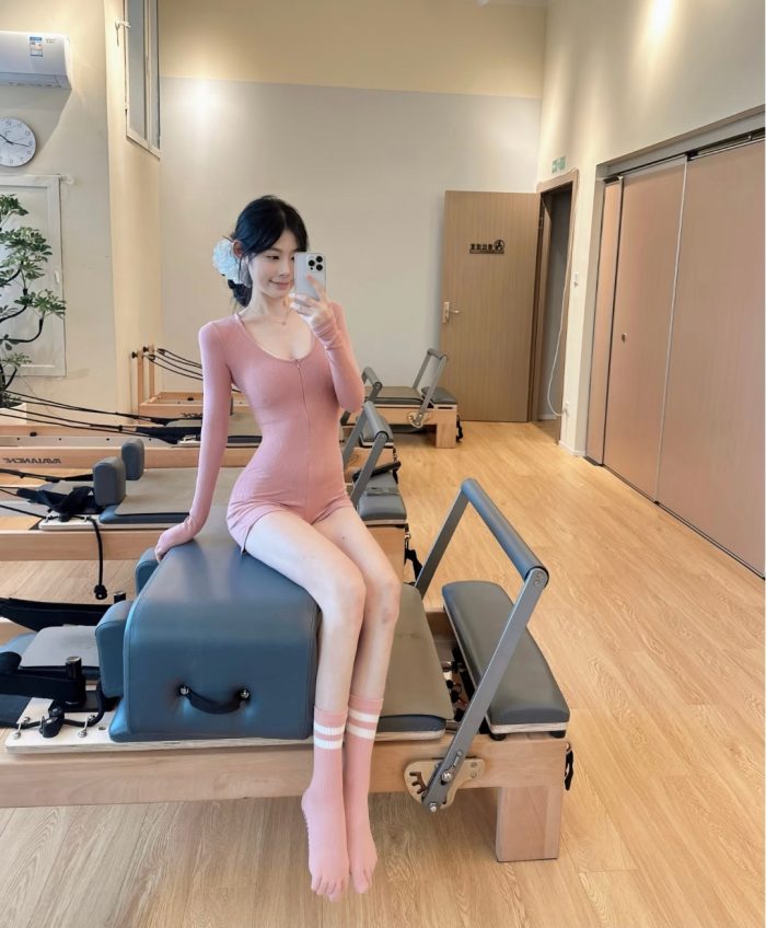 11-27 普拉提美女 纯图版001-草榴库